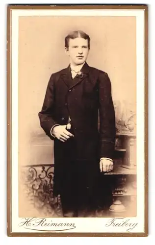 Fotografie H. Reimann, Freiberg, Weingasse 9, junger Mann mit Mittelscheitel