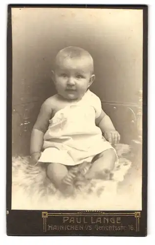 Fotografie Paul Lange, Hainichen i. S., Gerichtsstrasse 16, Säugling auf einem Schaffell