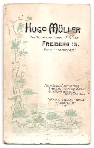 Fotografie Hugo Müller, Freiberg i. S., Fischerstrasse 29, kleines Kind sitzt auf Fell