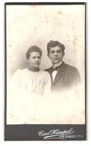 Fotografie Carl Hempel, Poessneck i /Th., Portrait junges Paar in hübscher Kleidung