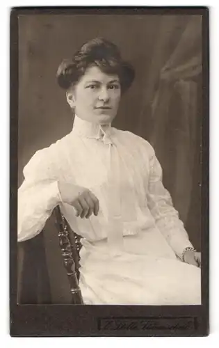 Fotografie E. Stille, Lüdenscheid, Portrait weiss gekleidete Dame mit Hochsteckfrisur