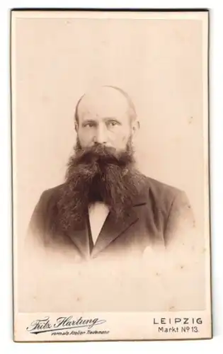 Fotografie Fritz Hartung, Leipzig, Markt 13, Portrait bürgerlicher Herr mit Backenbart