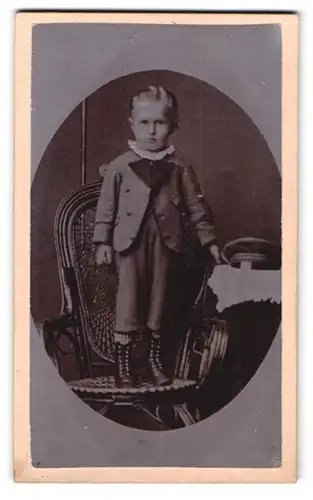 Fotografie Aug. Tresselt, Grossbreitenbach /Thüringen, Portrait kleiner Junge in zeitgenössischer Kleidung