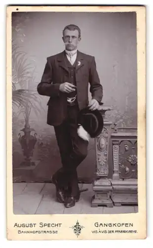 Fotografie August Specht, Gangkofen, Bahnhofstrasse, Portrait elegant gekleideter Herr mit Federhut
