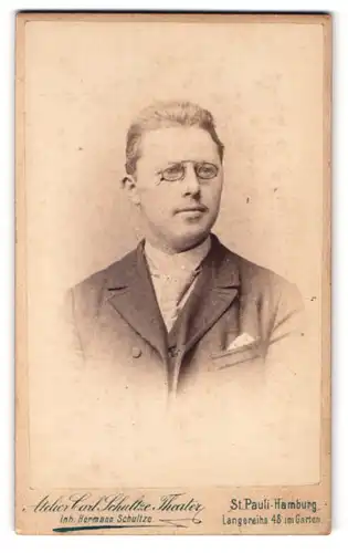 Fotografie Hermann Schultze, Hamburg-St. Pauli, Langereihe 48, Portrait modisch gekleideter Herr mit Zwicker