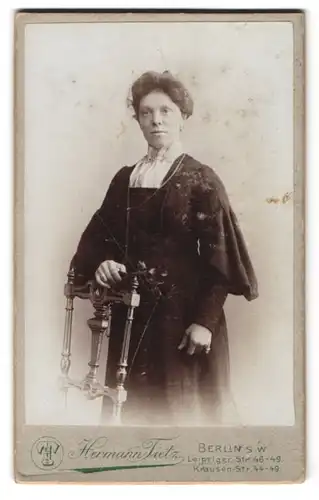 Fotografie Hermann Tietz, Berlin-SW, Leipziger-Strasse 46-49, Portrait bürgerliche Dame im Kleid