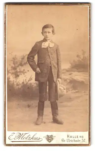 Fotografie E. Motzkus, Halle a. S., Gr. Ulrichstrasse 57, Junge in karierter Kleidung