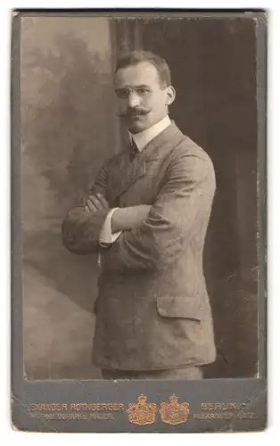 Fotografie Alex. Rothberger, Berlin C., Alexanderplatz, eleganter Herr mit Schnauzbart und Zwicker