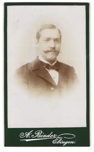 Fotografie August Binder, Ebingen, Bahnhofstrasse, eleganter Herr mit Scheitel und Schnauzbart