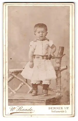 Fotografie W. Baade, Demmin i. P., Anklamerstrasse 5, kleines Mädchen im Weissen Kleid