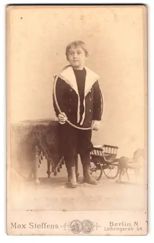 Fotografie Max Steffens, Berlin N., Lothringerstrasse 54, Junge mit einem Hoola Hoop Reifen