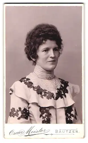 Fotografie Oscar Meister, Bautzen, Seminarstrasse 6, Frau im weissen Kleid mit Blumenverzierung