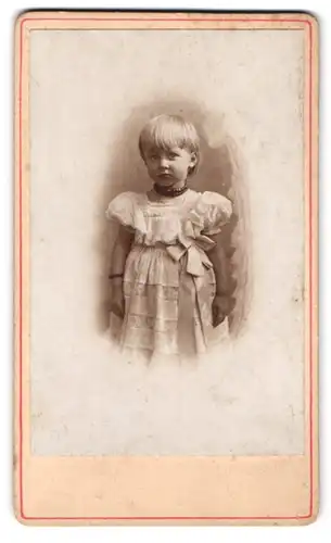 Fotografie Fotograf und Ort unbekannt, kleines Mädchen mit Armband und Kette