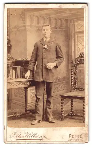 Fotografie Fritz Helbsing, Peine, Schützenstrasse 2, Portrait junger Herr in schlichter Kleidung