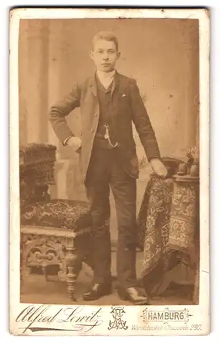 Fotografie Alfred Lewitz, Hamburg, Wandsbecker Chaussée 280, Portrait junger Mann in modischer Kleidung