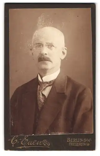 Fotografie C. Euen, Berlin-SW, Friesenstrasse 14, Portrait bürgerlicher Herr mit Zwicker und Schnurrbart