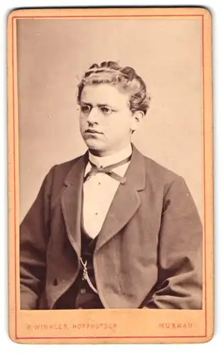 Fotografie B. Winkler, Muskau /O.-L., Portrait junger Mann im Anzug mit Zwicker