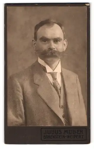 Fotografie Julius Müller, Bärenstein-Weipert, Portrait bürgerlicher Herr mit Schnauzbart