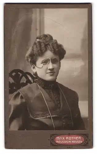 Fotografie Max Rother, Rosswein, Mittelstrasse, Portrait junge Dame mit Hochsteckfrisur und Zwicker