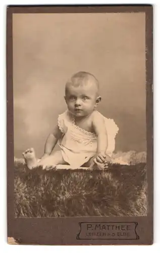 Fotografie P. Matthee, Lenzen a. d. Elbe, Portrait süsses Kleinkind im weissen Hemd