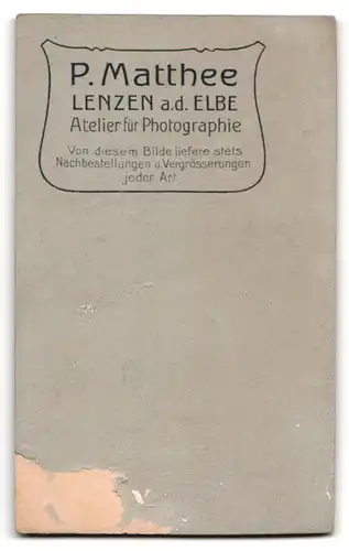 Fotografie P. Matthee, Lenzen a. d. Elbe, Portrait süsses Kleinkind im weissen Hemd