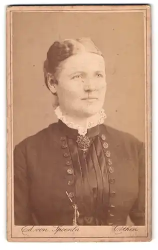 Fotografie Ed. von Spoenla, Köthen, Leopoldstrasse 9, Portrait bürgerliche Dame mit Kragenbrosche