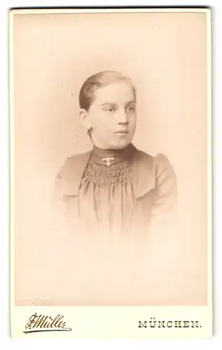 Fotografie Friedrich Müller, München, Amalienstrasse 9, Portrait junge Dame im Kleid mit Kragenbrosche
