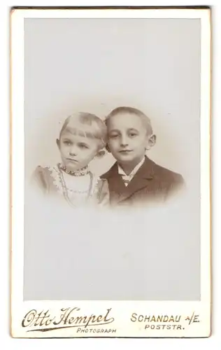 Fotografie Otto Hempel, Schandau a /Elbe, Poststrasse, Portrait Kinderpaar in hübscher Kleidung