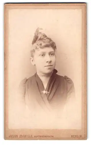 Fotografie Julius Zschille, Berlin, Neue König-Strasse 1 a, Portrait junge Dame mit hochgestecktem Haar