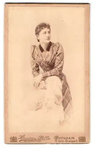Fotografie Hermann Selle, Potsdam, York-Strasse, Portrait junge Dame im karierten Kleid