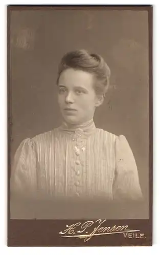 Fotografie H. P. Jensen, Veile, Kirketorvet 23, Portrait junge Dame in hübscher Kleidung