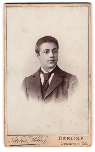 Fotografie Alfred Lehmann, Berlin-S., Oranien-Strasse 155, Portrait junger Herr im Anzug mit Krawatte