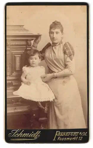 Fotografie J. Schmidt, Frankfurt a /M., Rossmarkt 12, Portrait bürgerliche Dame mit kleinem Mädchen an der Hand