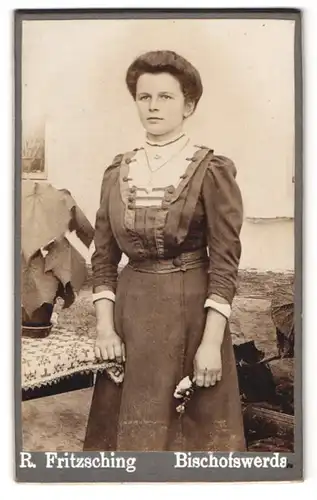 Fotografie R. Fritzsching, Bischofswerda, Portrait junge Dame im Kleid mit Herzkette