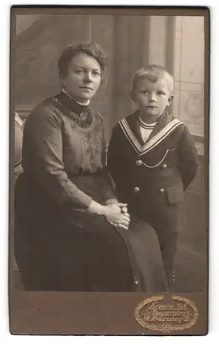 Fotografie Hermann Luh, Seifhennersdorf i /S., Portrait bürgerliche Dame mit kleinem Sohn