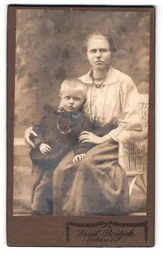 Fotografie Emil Roitsch, Eibau i. S., Portrait bürgerliche Dame mit kleinem Sohn im Arm