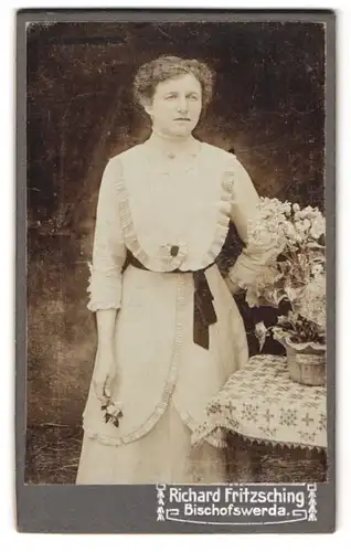 Fotografie Richard Fritzsching, Bischofswerda, Portrait bürgerliche Dame in hübscher Kleidung