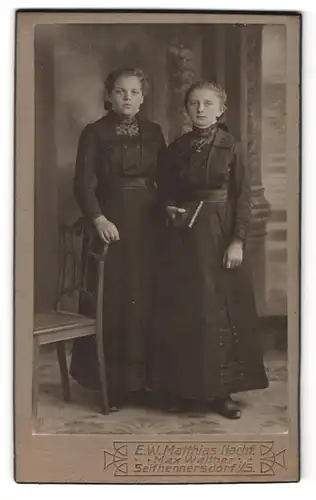 Fotografie E. W. Matthias Nachf., Seifhennersdorf i /S., Rumburgerstrasse, Portrait zwei junge Damen in Kleidern