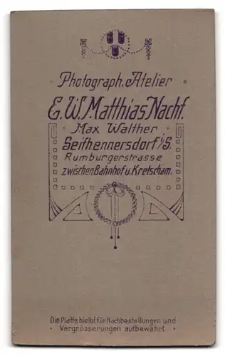 Fotografie E. W. Matthias Nachf., Seifhennersdorf i /S., Rumburgerstrasse, Portrait zwei junge Damen in Kleidern