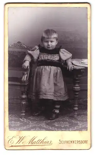 Fotografie E. W. Matthias, Seifhennersdorf, Portrait kleines Mädchen im Kleid