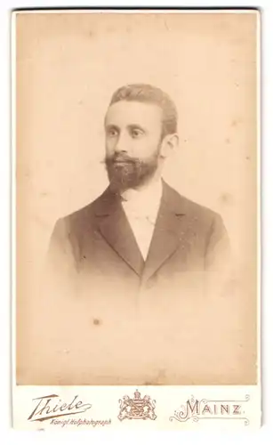 Fotografie Hugo Thiele, Mainz, Grosse Bleiche 48, Portrait eleganter Herr mit Backenbart