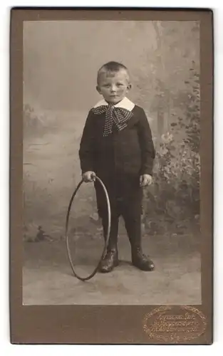 Fotografie Hermann Luh, Seifhennersdorf i /S., Portrait modisch gekleideter Junge mit Reifen