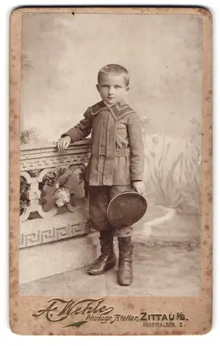Fotografie A. Wehle, Zittau i /S., Hospitalstrasse 2, Portrait kleiner Junge in modischer Kleidung