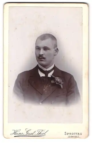 Fotografie Heinr. Gustav Thiel, Sprottau, Jüdenstrasse 1, Portrait eleganter Herr mit Moustache