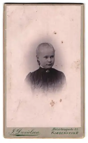 Fotografie J. Danielsen, Kjobenhavn-O., Osterbrogade 44, Portrait junges Mädchen mit Kragenbrosche