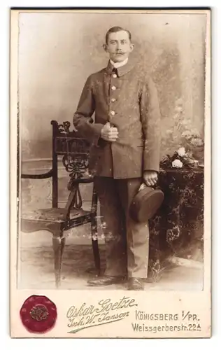 Fotografie Oskar Goetze, Königsberg i /Pr., Weissgerberstrasse 22 A, Portrait Soldat in Unioform mit Schirmmütze