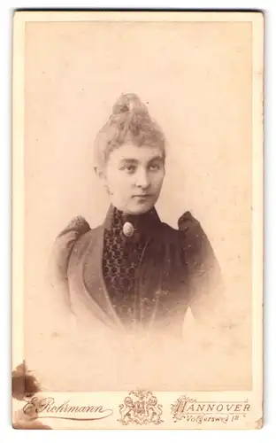 Fotografie E. Rohrmann, Hannover, Volgersweg 1 B, Portrait junge Dame im Kleid mit Kragenbrosche