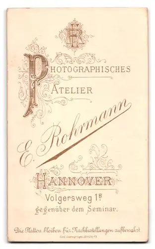 Fotografie E. Rohrmann, Hannover, Volgersweg 1 B, Portrait junge Dame im Kleid mit Kragenbrosche