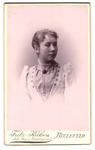 Fotografie Fritz Küken, Bielefeld, junge Dame in Puffärmelkleid