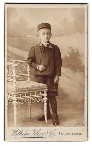 Fotografie Wilhelm Klopp & Co., Braunschweig, Friedrich Wihelmstrasse 37, Bub mit Käppi im Portrait